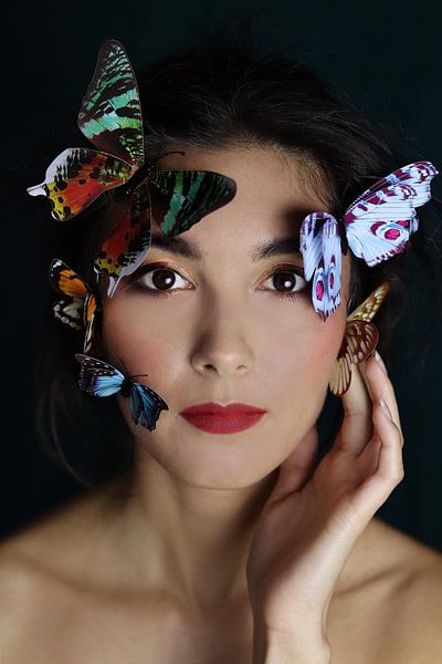 Bildnis einer Frau mit Schmetterlingen von Iris Kelly Kuntkes