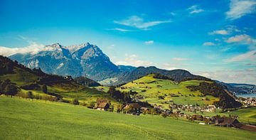 Schweiz Berglandschaft mit grünen Hügeln. Landschaftsfotografie von Frank van Hulst