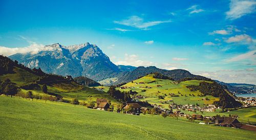 Schweiz Berglandschaft mit grünen Hügeln. Landschaftsfotografie
