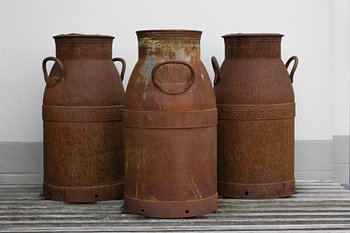 Vieux bidons de lait rouillés