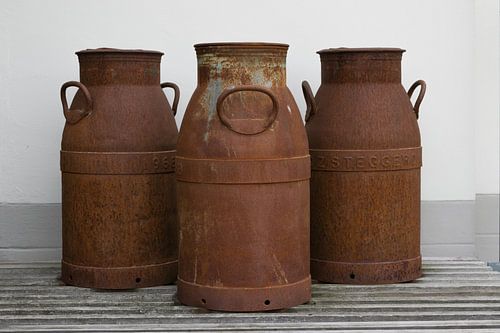 Vintage roestige oude melkbussen