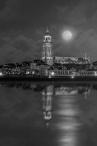 Statue de la tour Deventer et de la rivière IJssel avec clair de lune. sur Bart Ros