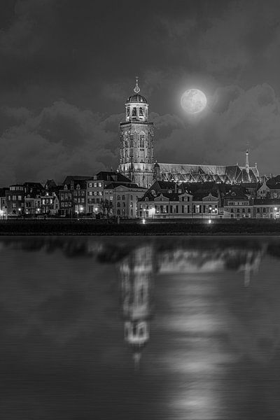 Statue des Deventerturms und der IJssel bei Mondschein. von Bart Ros