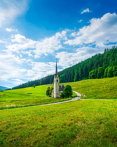 Kirche Santa Maddalena di Villabassa in den Dolomiten