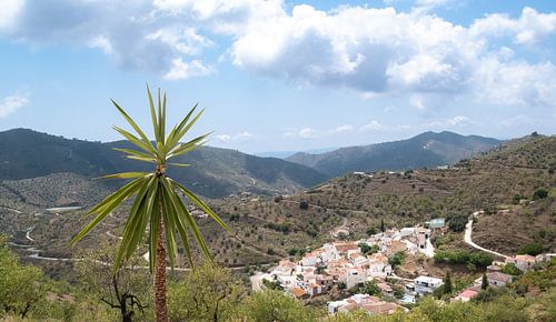 Berglandschap met wit dorpje in Andalusië