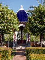 Koepel met blauw dak in de botanische tuin van Albarda