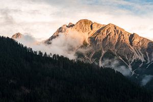 Berggipfel aus Südtirol leuchtet im Abendlicht