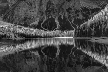Sfeervol licht in de Zuid-Tiroolse Alpen in zwart-wit. van Manfred Voss, Schwarz-weiss Fotografie