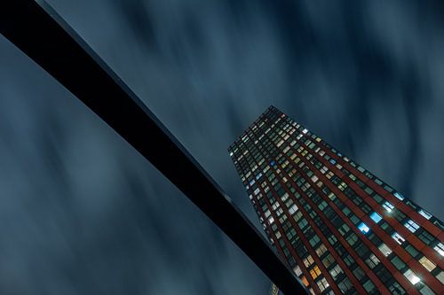 Red Apple in Rotterdam mit der Ibis-Brücke von Mark De Rooij