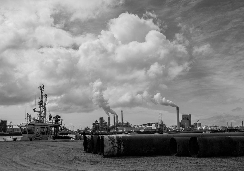Pipes and industry near the 2nd Maasvlakte by de buurtfotograaf Leontien