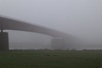 Rheinbrücke im Nebel