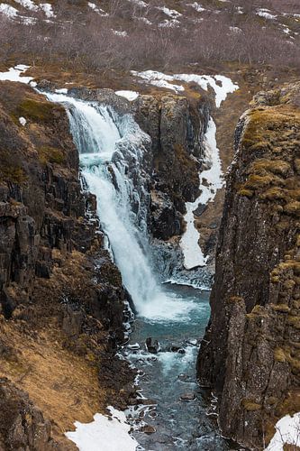 Een waterval aan het einde van de winter