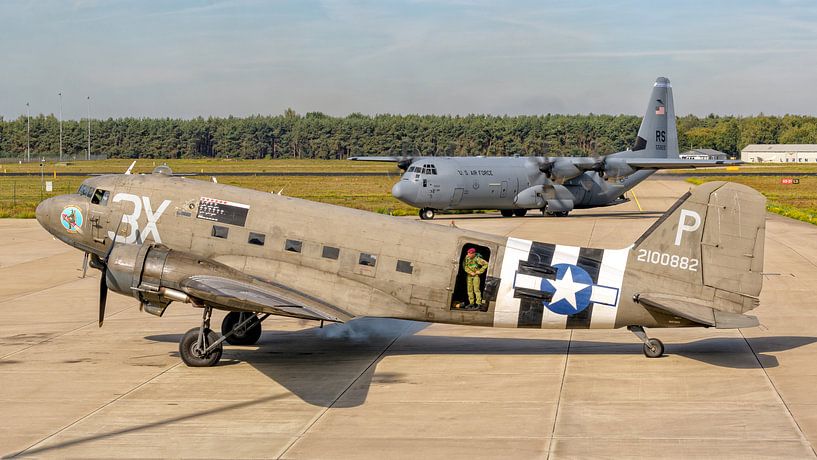 Ancien et nouveau : C-47 Douglas Skytrain/Dakota & C-130J Hercules par Roel Ovinge