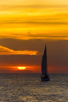 USA, Floride, Coucher de soleil orange avec voilier sur l'océan sur adventure-photos