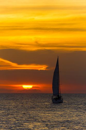 USA, Florida, Amazing orange Sonnenuntergang Himmel mit Segelboot auf dem Meer
