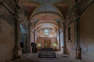 Kerk in een klein verlaten dorpje van Truus Nijland