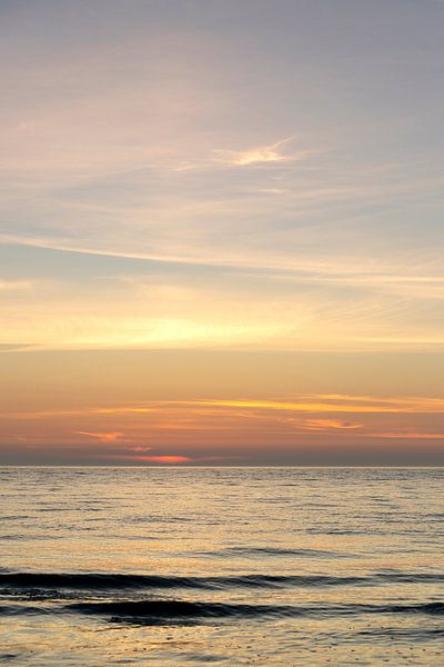 Coucher ou lever du soleil, avec des couleurs pastel profondes, sur la plage. par Karijn | Fine art Natuur en Reis Fotografie