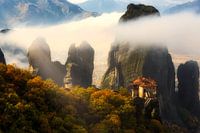 Neblige Felsen im Meteora-Gebiet, Kalabaka, Griechenland