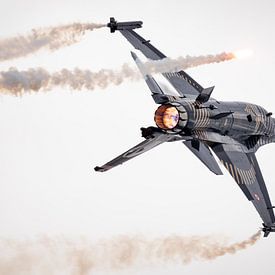 Turkse F-16 Solo Display met flares en afterburner van Dennis Janssen