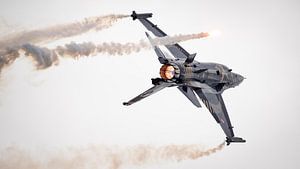 F-16 turc en démonstration solitaire avec fusées et postcombustion