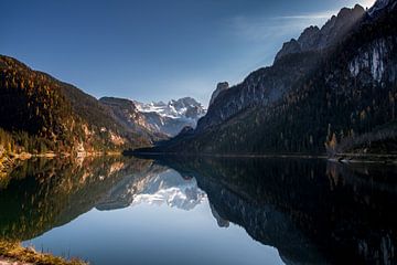 Weerspiegeling van de Dachstein-gletsjer in het Vordere Gosausee-meer van Sonja Birkelbach