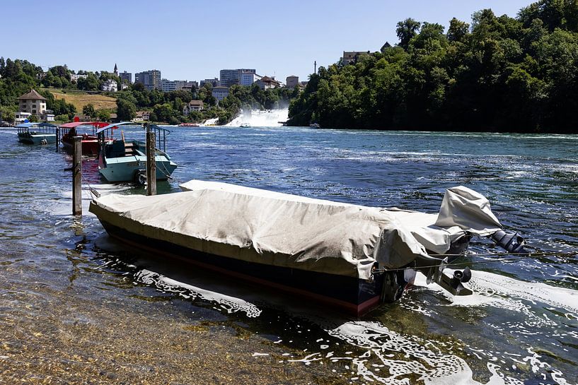 Blick zum Rheinfall und Neuhausen mit Tourbooten am Ufer des Rheins von Frank Herrmann