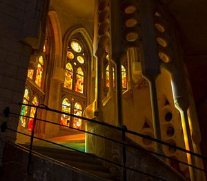 Kleurrijke trap in Sagrada Familia van Guido Akster