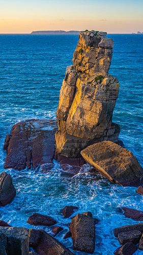 Rotsen bij de vuurtoren van Peniche tijdens zonsondergang