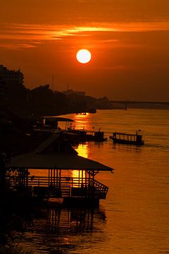 Sonnenuntergang über dem Mekong - 1 von Theo Molenaar