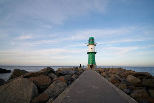 Het licht van de vuurtoren op de westpier aan het strand van Warnemünde