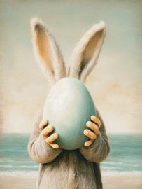 Lapin de Pâques avec un gros œuf au bord de la mer