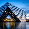 Das Sluishuis in Amsterdam während der blauen Stunde in den Niederlanden von Bart Ros