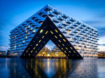 Het Sluishuis in Amsterdam tijdens het blauwe uur in Nederland van Bart Ros