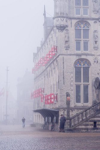 Luiken van het vijftiende-eeuwse stadhuis van Gouda in de mist