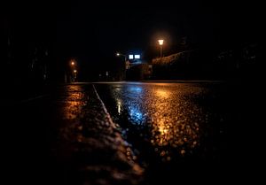 Einsame Lichter auf den leeren Straßen einer kleinen Stadt