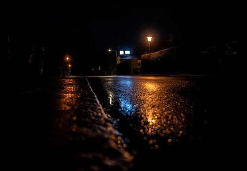 Luces solitarias en las calles vacías de una pequeña ciudad