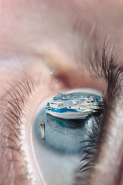 Surrealistische Beeldmanipulatie van Een Oog met Havenlandschap - Unieke Wanddecoratie van Elianne van Turennout