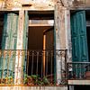 Schilderachtig balkon met prachtige luiken in Venetië van Bianca ter Riet