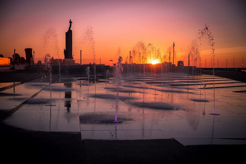 Sailors' monument in evening light by Rik Provost