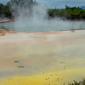 Yellow and orange in the geothermal lake at Waiotapu by Niek