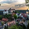 Kasteel Hohnstein en stad in Saksisch Zwitserland bij zonsondergang van Frank Herrmann