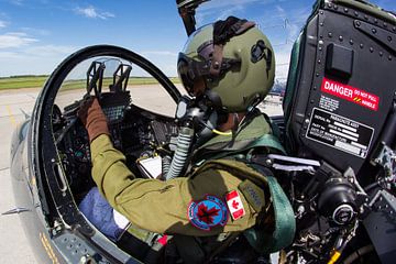 Pilot der kanadischen Luftwaffe CT-155 Hawk von Dirk Jan de Ridder - Ridder Aero Media