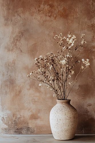 Gedroogde bloemen in keramieken vaas