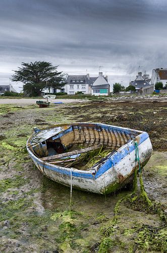 Oude vervallen boot op het droge