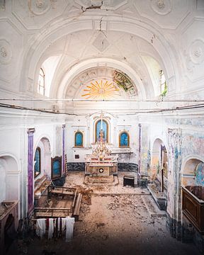 Verlaten Kerk in Italië. van Roman Robroek - Foto's van Verlaten Gebouwen