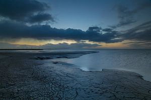 Stormachtige zonsondergang op het wad van Marcel Kerdijk