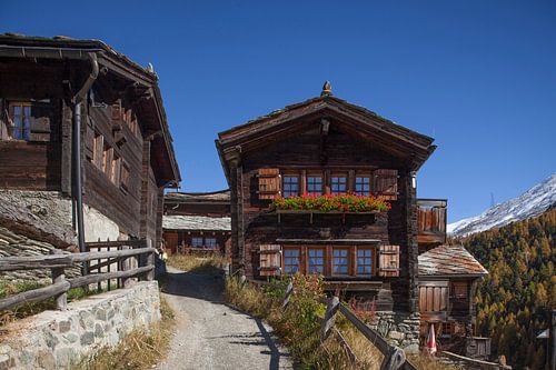 Walliser Holzhäuser im Weiler Findeln , Zermatt, Schweiz