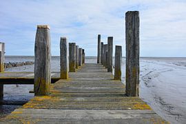 Alter Holzsteg an der Wattenküste von Texel bei Ebbe von My Footprints