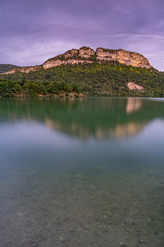 Vue sur les montagnes près du lac de Coiselet dans le Jura, France