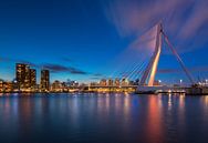 Oranje Erasmusbrug in het blauwe uur van Ilya Korzelius thumbnail